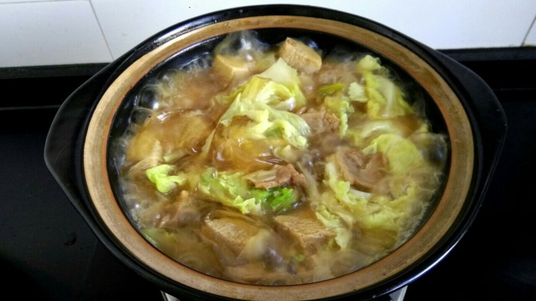 白菜粉条冻豆腐,大火烧开即可关火,滴入适量<a style='color:red;display:inline-block;' href='/shicai/ 847'>香油</a>