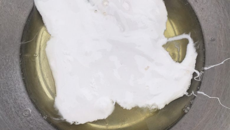 fluff版黑芝麻戚风(后蛋法),蛋清中加入棉花糖