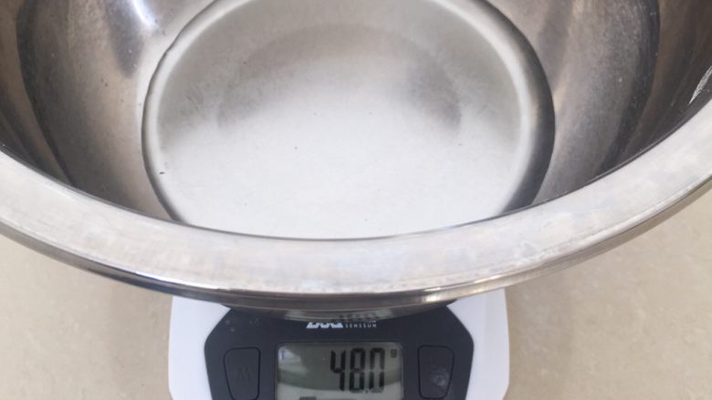 fluff版黑芝麻戚风(后蛋法),另外一个打蛋盆称量出48克热水