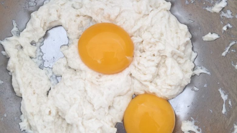 fluff版黑芝麻戚风(后蛋法),混合至无干粉后加入蛋黄继续用蛋抽混合均匀,记住不能用画圈手法,可以用之字手法混合