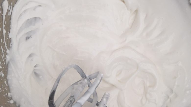 fluff版黑芝麻戚风(后蛋法),出现纹路后用低速继续打发