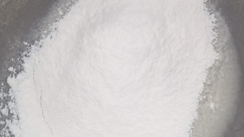 fluff版黑芝麻戚风(后蛋法),将称量好的面粉过筛到乳化好的水油混合物中,用蛋抽混合均匀,⚠️⚠️千万不能画圈圈