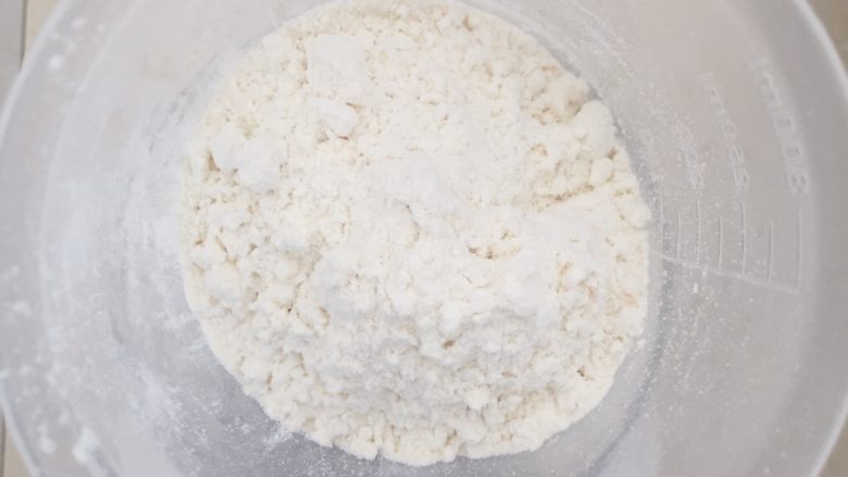 fluff版黑芝麻戚风(后蛋法),称量出面粉准备过筛