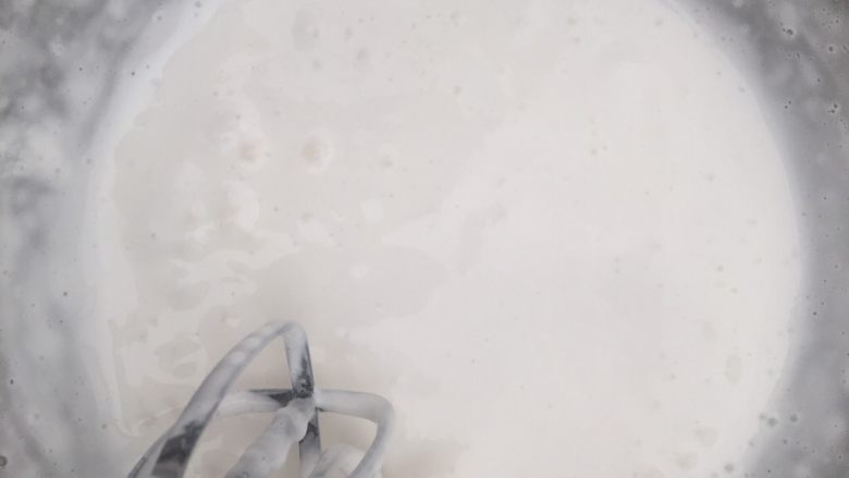 fluff版黑芝麻戚风(后蛋法),用中速打发到一会改用低速打发