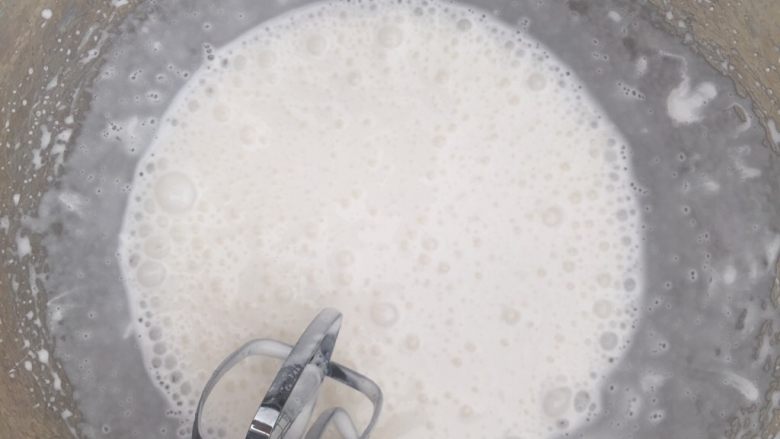 fluff版黑芝麻戚风(后蛋法),第一次用高速打发到出现大鱼泡眼用中速开始打发看⬇️图