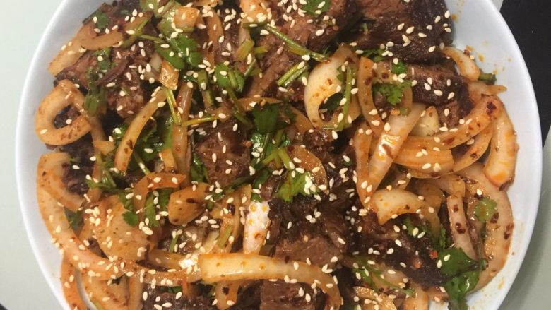 鲜辣拌牛肉,盛在盘中，撒上芝麻，完成✅