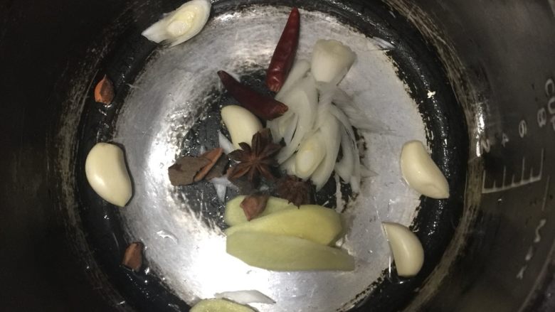 鲜辣拌牛肉,准备高压锅将所有调料放入