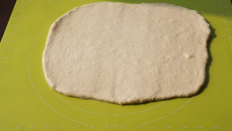 葱香肉松面包卷,擀成和模具差不多大小(模具为28×28金盘)