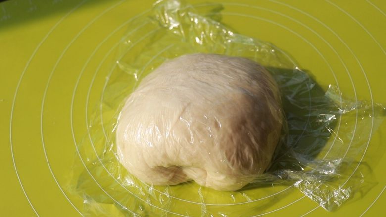 葱香肉松面包卷,整理成团,密封松弛15分钟