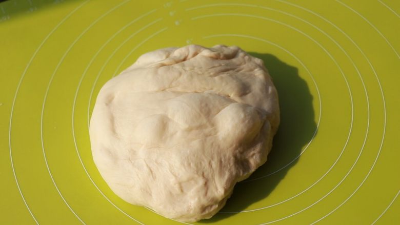 葱香肉松面包卷,取出面团,轻轻按压排气