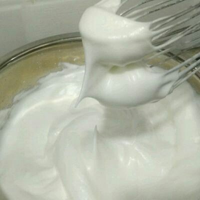 玉米戚风蛋糕,打发到干性发泡状态,烤箱130°预热10分钟
