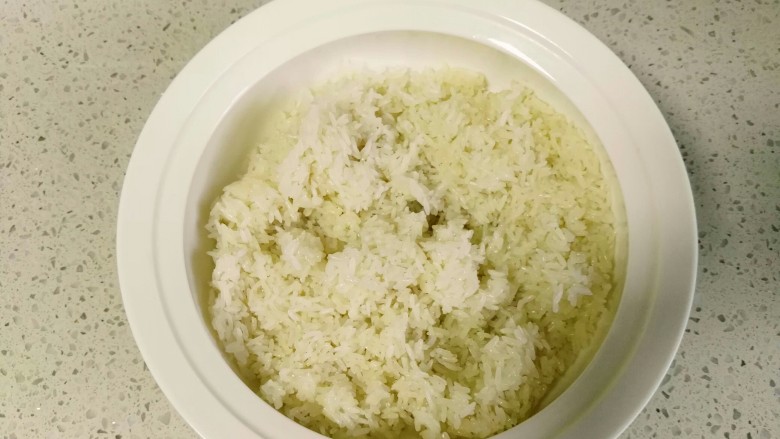 自酿米酒,蒸熟的糯米自然晾凉。粒粒分明、晶莹剔透,忍不住的想吃上一口。