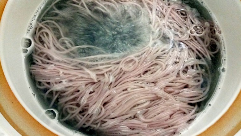 裙带菜火腿炒面,泡发裙带菜的同时先煮细面,水开放入细面煮熟