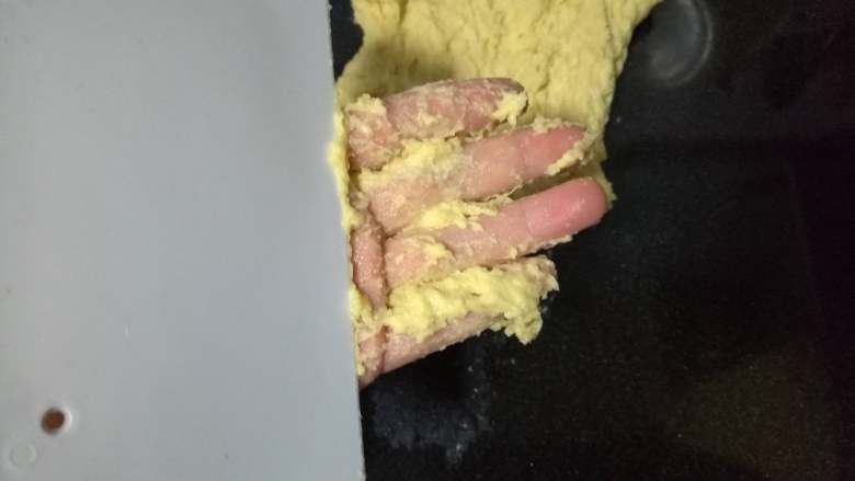 面包入门基本功之黄油面包卷,期间如果手上粘了过多的面,要及时用刮面板刮下来,粘在操作台上的也要这般处理。