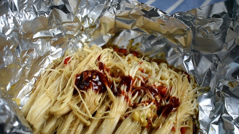蒜末烤金针菇,再浇上两勺<a style='color:red;display:inline-block;' href='/shicai/ 47006'>烧烤酱</a>,拌一拌