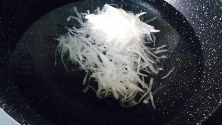 冬天的萝卜赛人参—萝卜肉丸汤,起锅,冷水,挤掉萝卜的水,冷水下锅。