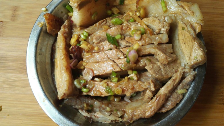扣肉,和均匀,然后把肉摆入盆中(做了三分)。