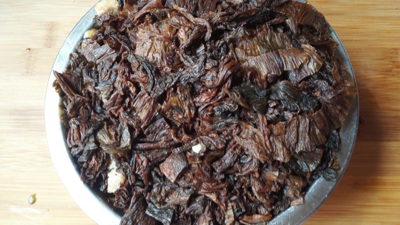 扣肉,放上水盐菜(因为水盐菜有盐味,所以整个过程都不要加盐)。