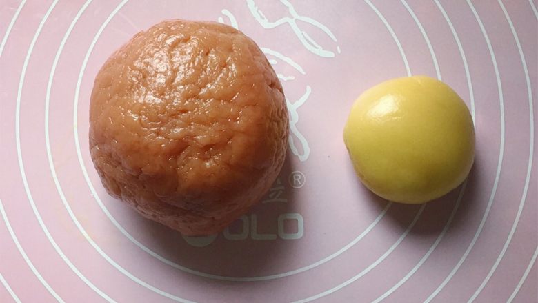 吃掉一朵花+小红花饼干,留一小块原色面团做花芯,其余面团加入红曲米粉和成红色面团。