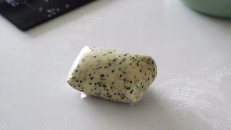 嘎嘣脆豆腐饼干,找保鲜膜包起来,放入冰箱冷藏一小时