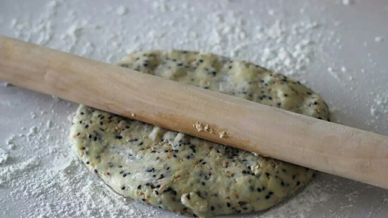 嘎嘣脆豆腐饼干,案板上撒高粉,用擀面杖把面团擀成薄片