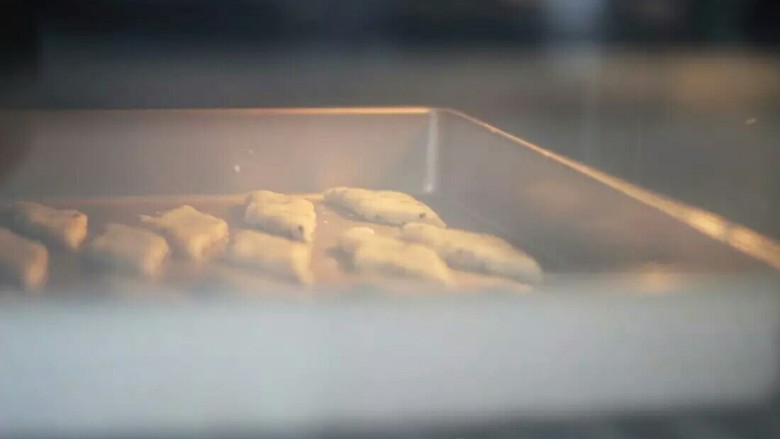 嘎嘣脆豆腐饼干,烤箱预热175度,放入烤箱烤10---15分钟