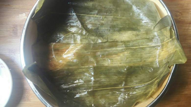 糯米丸子,屉里面垫一点粽子叶(也可以不垫,看自己)。