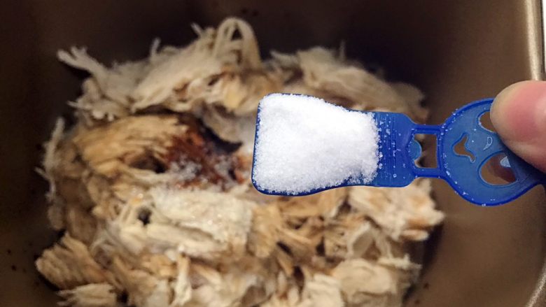 面包机做五香鸡肉松,加入盐(盐一次不要加多,后期炒制的时候可以试了味再看需要添加)