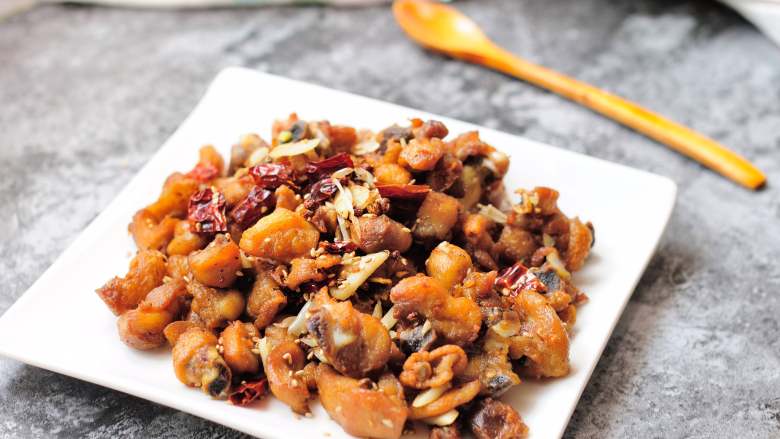 家常干煸辣子鸡(微辣版) 宴客必备硬菜 百分百复制饭店口味,成品图。