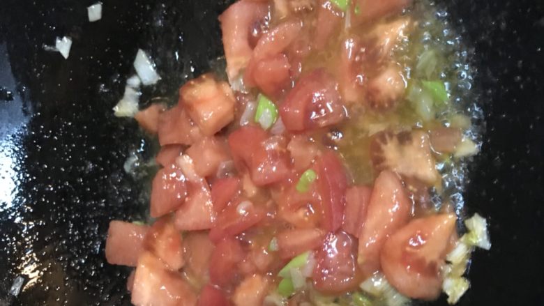 一天家西红柿🍅鸡蛋汤,然后先放入小西红柿丁,中火炒成西红柿酱。