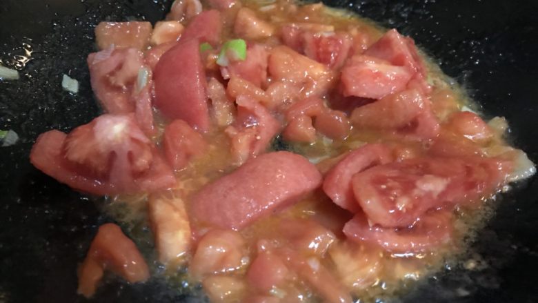 一天家西红柿🍅鸡蛋汤,再放入较大块的西红柿,煸炒一小会儿。