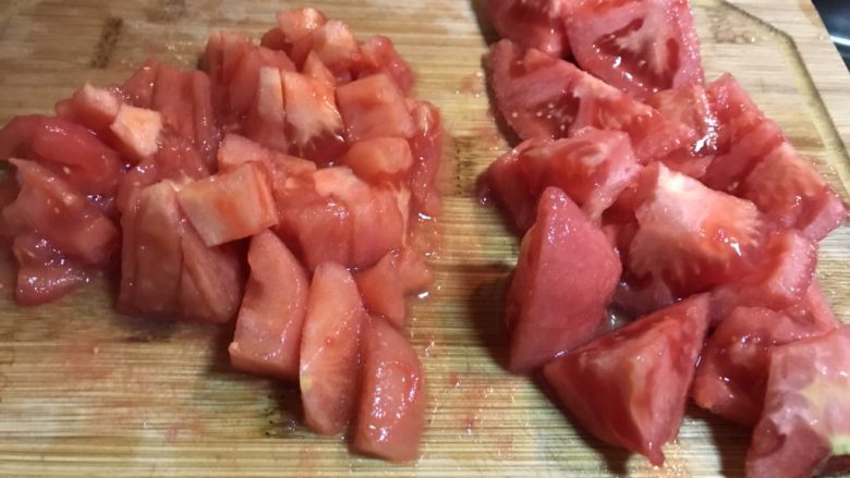 一天家西红柿🍅鸡蛋汤,将一个西红柿切小块,另一个切稍大一些的块备用。
