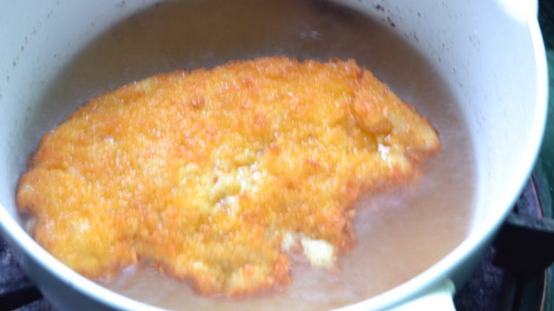 爆浆鸡排,热锅倒油,烧至六七成热,放入鸡排,炸至两面金黄即可。