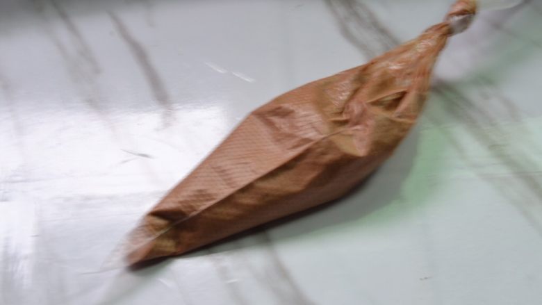 酸奶戚风蛋糕,倒入裱花袋里,用剪刀剪一个小口