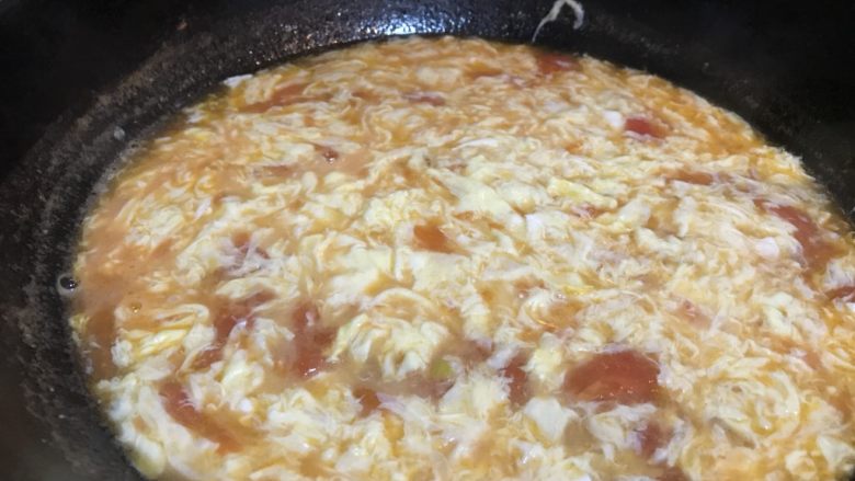 一天家西红柿🍅鸡蛋汤,将西红柿汤煮沸的状态下转小火并保持微微沸腾,将鸡蛋液顺着筷子慢慢转圈倒入汤内,喜欢碎蛋花,这时可以在锅内搅拌一下,再次沸腾时关火,蛋花会比较嫩。(喜欢酸口可以出锅时放些醋)