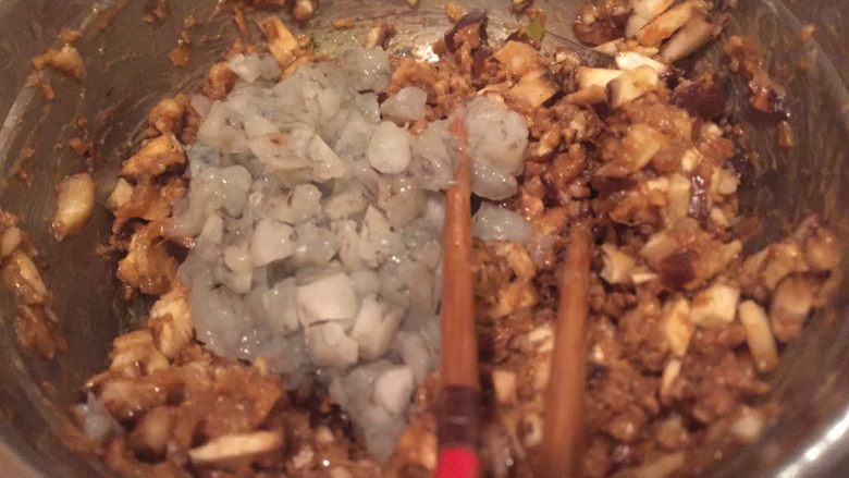 猪肉虾仁小笼包,放入香菇,虾仁。