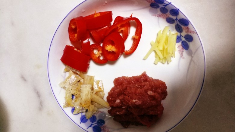 鱼香茄子,肉剁碎,姜切丝,<a style='color:red;display:inline-block;' href='/shicai/ 353'>咸鱼</a>切粒,尖椒切块。
如果不吃辣可以把尖椒的籽都去掉,或者去掉一些。