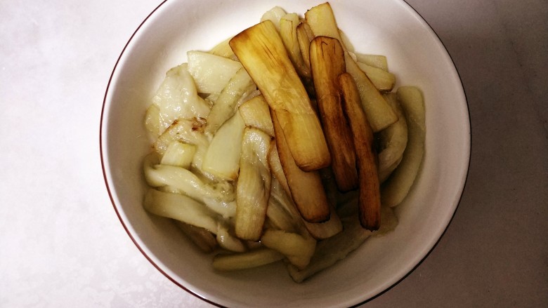 鱼香茄子,茄子变软后即可捞起备用,也可以炸到金黄色再捞起,怕太上火了,于是还没等金黄色我就捞起了😂