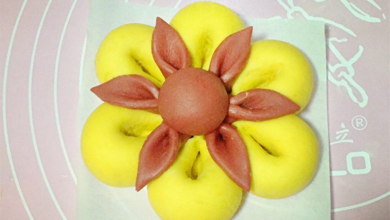 吃掉一朵花+花样馒头,再取一小块面团搓成圆球作花芯固定在中央位置。(花芯颜色可根据个人喜好选择搭配)一朵漂亮的花儿完成了。