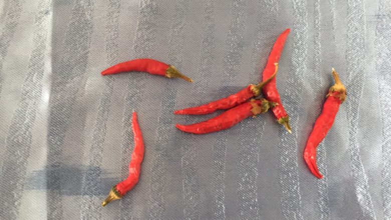 滋味泡藕,这种小辣椒很辣的,老婆种的,切成黄豆大小