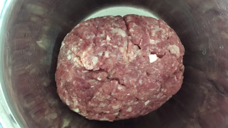 黑椒滋味猪肉铺,肉剁成末,尽量碎一点