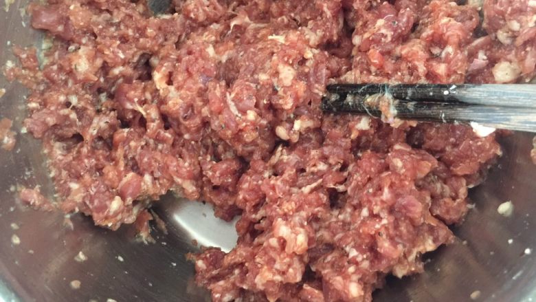 黑椒滋味猪肉铺,顺着一个方向搅拌,搅起胶,大概2分钟