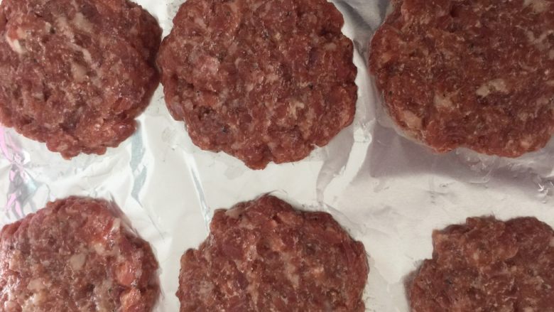黑椒滋味猪肉铺,180度预热烤箱,用勺子挖一块,放到铺了锡纸的烤盘上,利用勺子整形成圆形