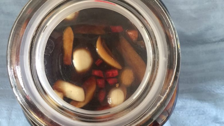 滋味泡藕,盖上盖子腌制至少3小时以上,最好隔夜
作为饭前小吃是不错的首选