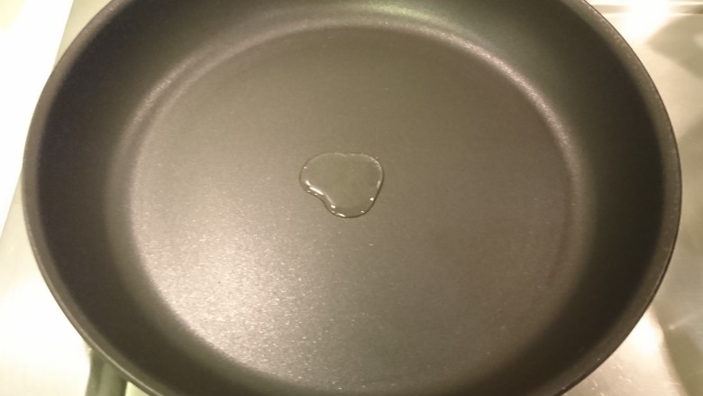 銅鑼燒,接著,在平底鍋上倒點沙拉油,開火。