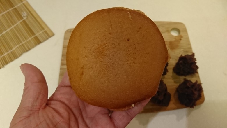銅鑼燒,再疊上另一片面餅。略壓周圍讓她粘合固定。其餘面餅同法組合!
