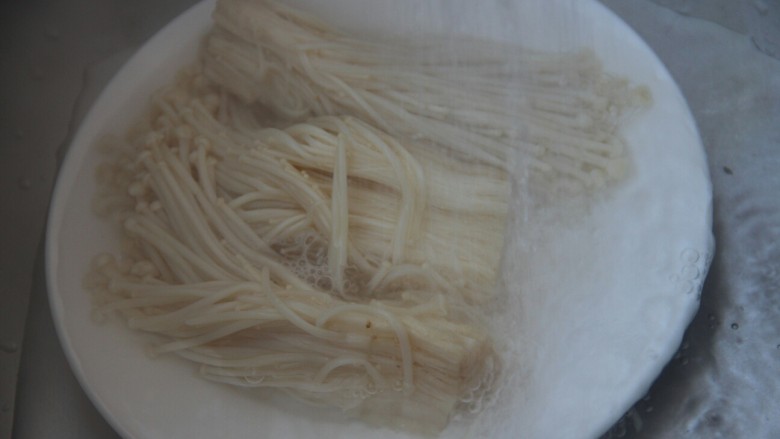 培根金针菇卷,焯完水,用冷水冲一下