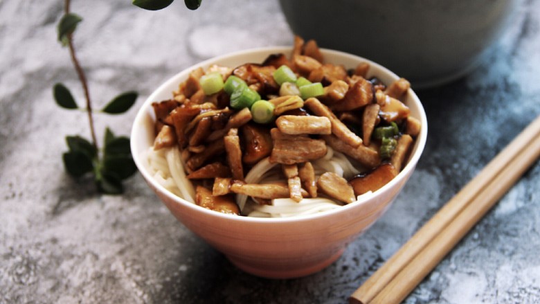 <span style="color:red">香菇</span><span style="color:red">鸡肉</span>面