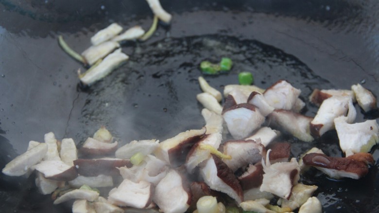 香菇鸡肉面,下香菇炒