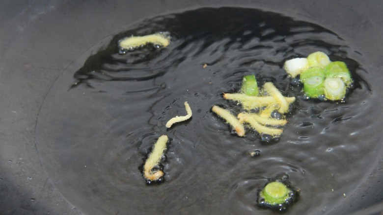 香菇鸡肉面,锅里热油,爆香姜丝和葱花